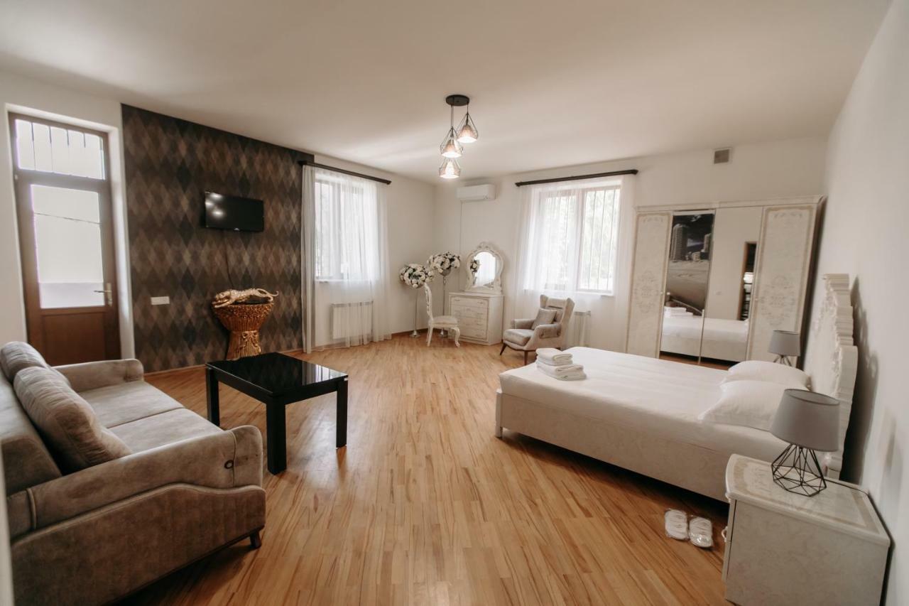 Castle Family Hotel Jereván Kültér fotó